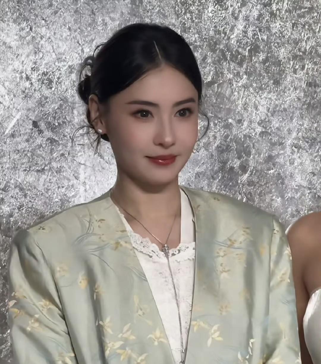 不敢相信！张柏芝都快50岁了，这状态也太绝了！没靠医美，纯靠天生的高颜值，五官又