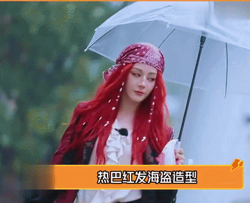 看张凌赫在热巴面前这副不值钱的样子，也就热巴才有能让极品帅哥也这么赞叹震惊的美貌