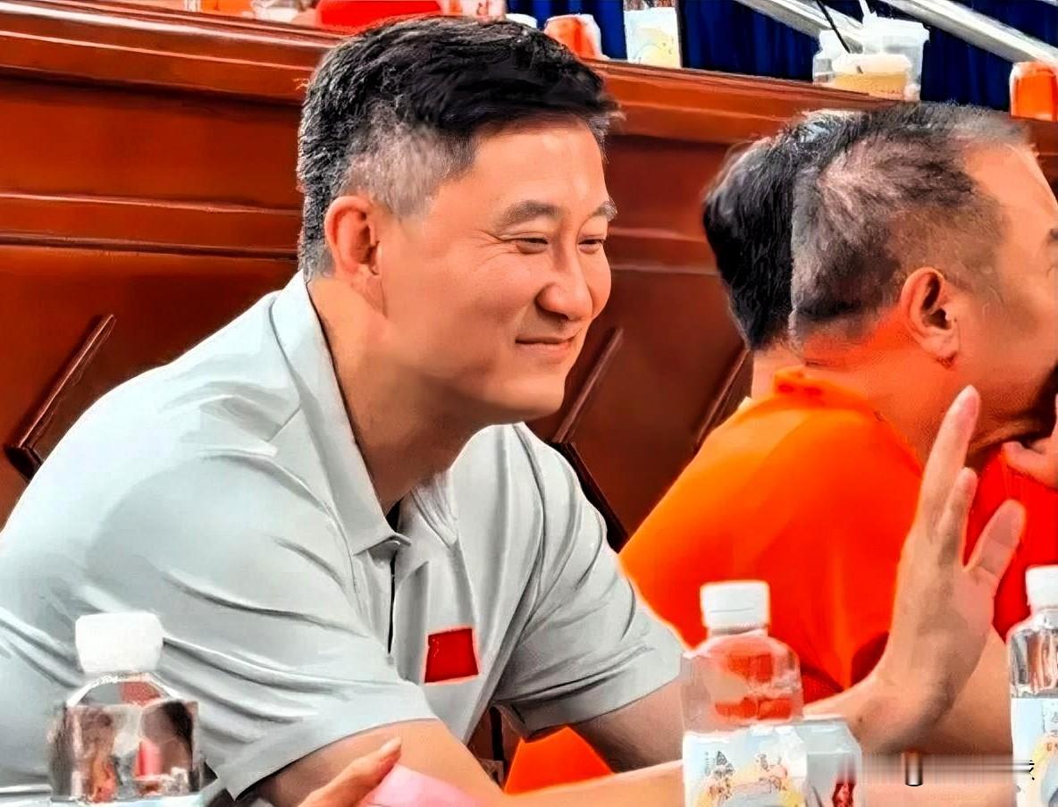 真要下课了！杜锋与广东续约迟迟无进展媒体人付政浩近日在社媒发文透露，杜锋与广