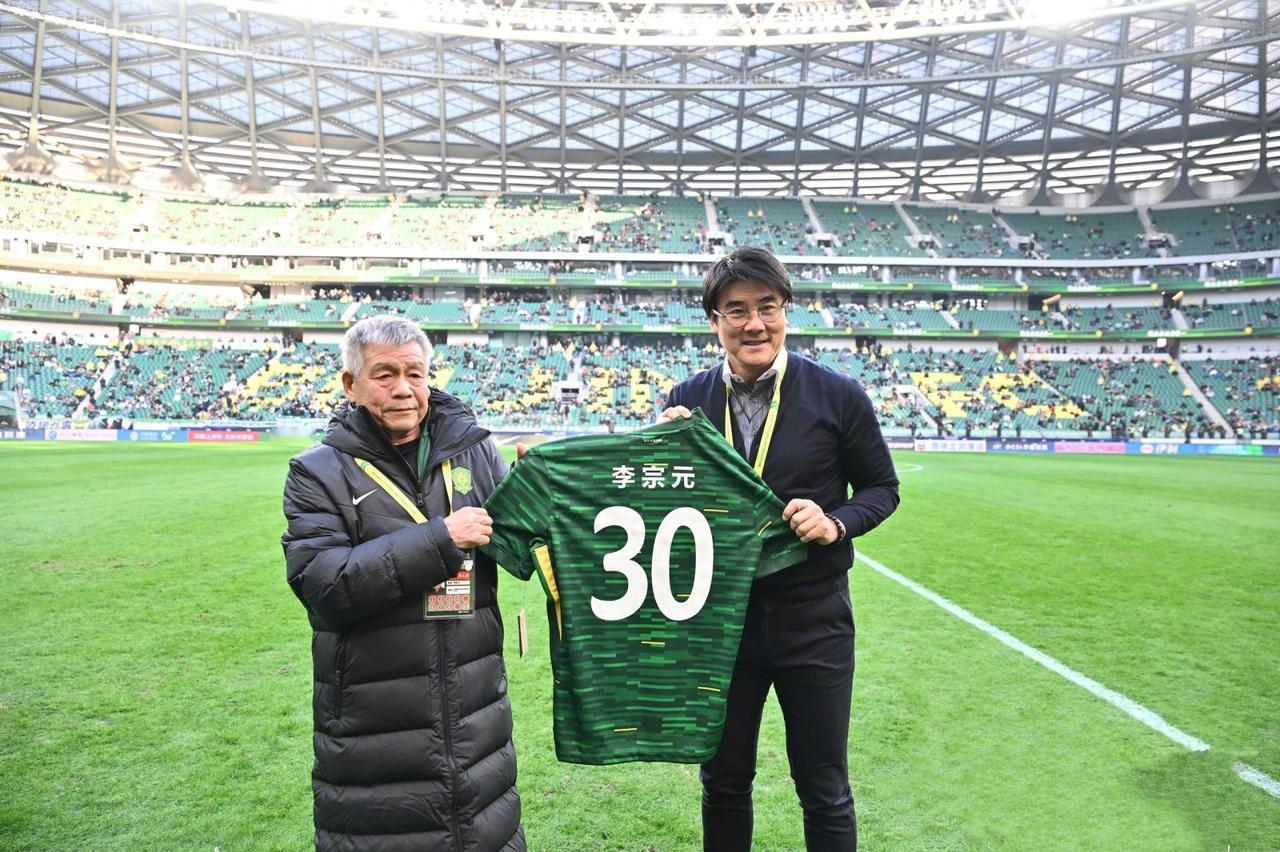 有情有义！中超收官战，北京国安给食堂大师傅举办“退役”仪式！中超联赛第30轮，