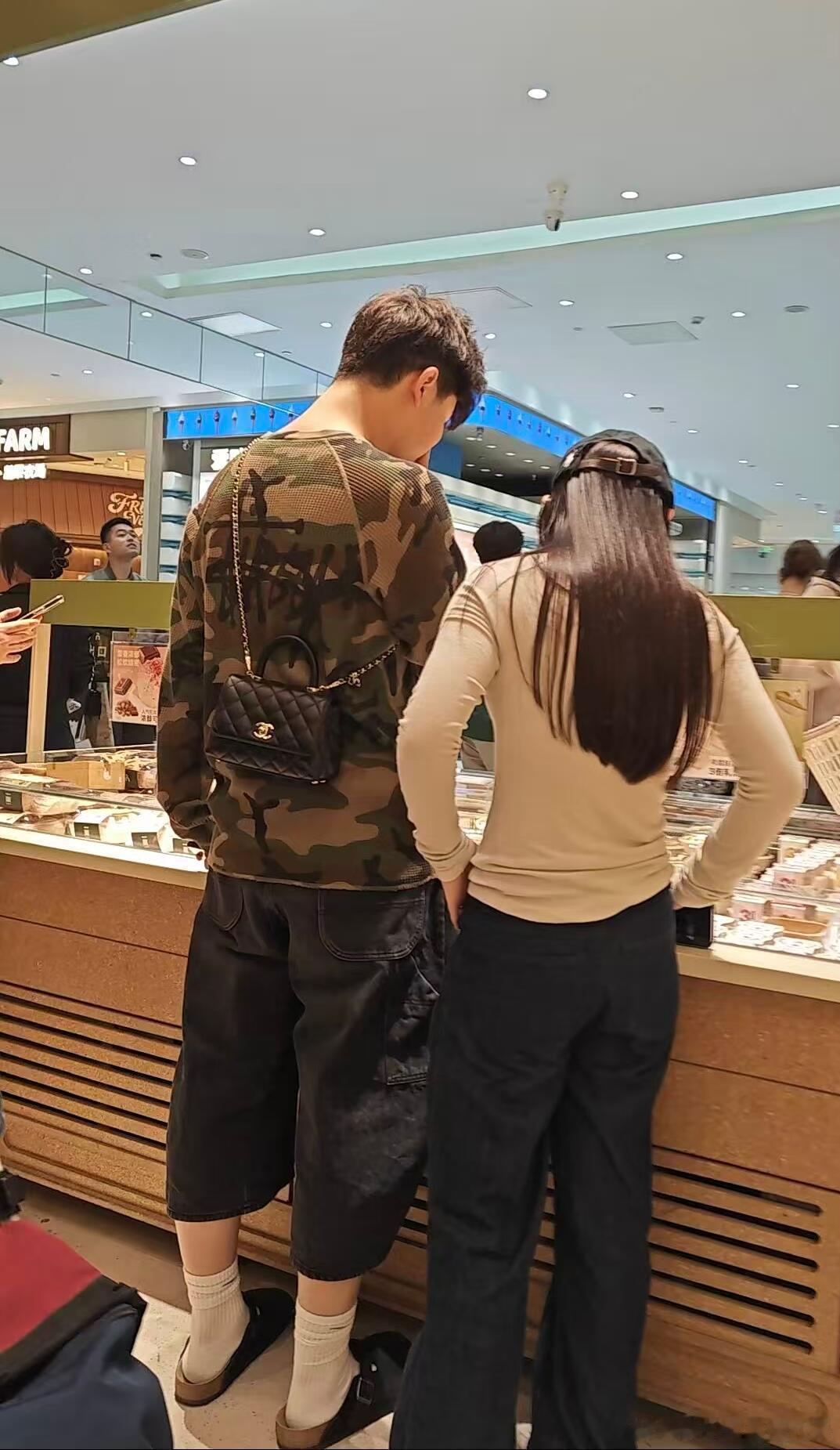 沙溢大儿子帮女生背包沙溢大儿子和女生逛街沙溢大儿子和女生逛街，帮忙背包很贴心