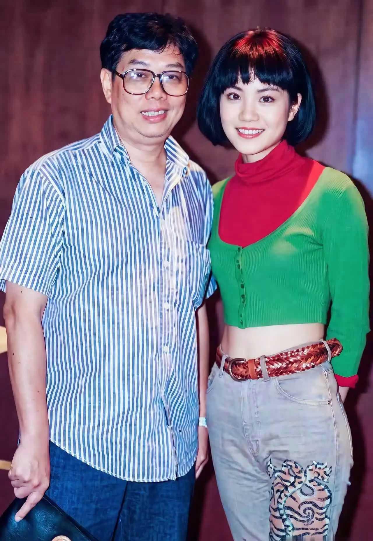 王菲年轻时的美是纯天然的灵动气质，眼神清澈、灵动，黑白分明，眼波流转间满是少女的