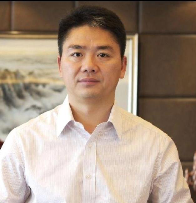 有钱就是有面子！刘强东老家大门，有人已经提前送上、贴上春联了！东哥策马迎春暖，强