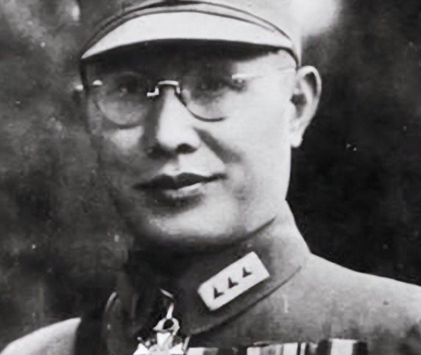 1937年，一汉奸扛着三枚炸弹来炸我军工事，不料被抓个正着，战友们正计划将他押往