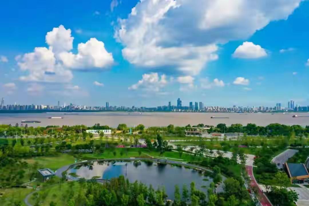 南京合并。浦口区将全部被合并到江北新区。原因可能是因为江北新区的产值不够高吧。