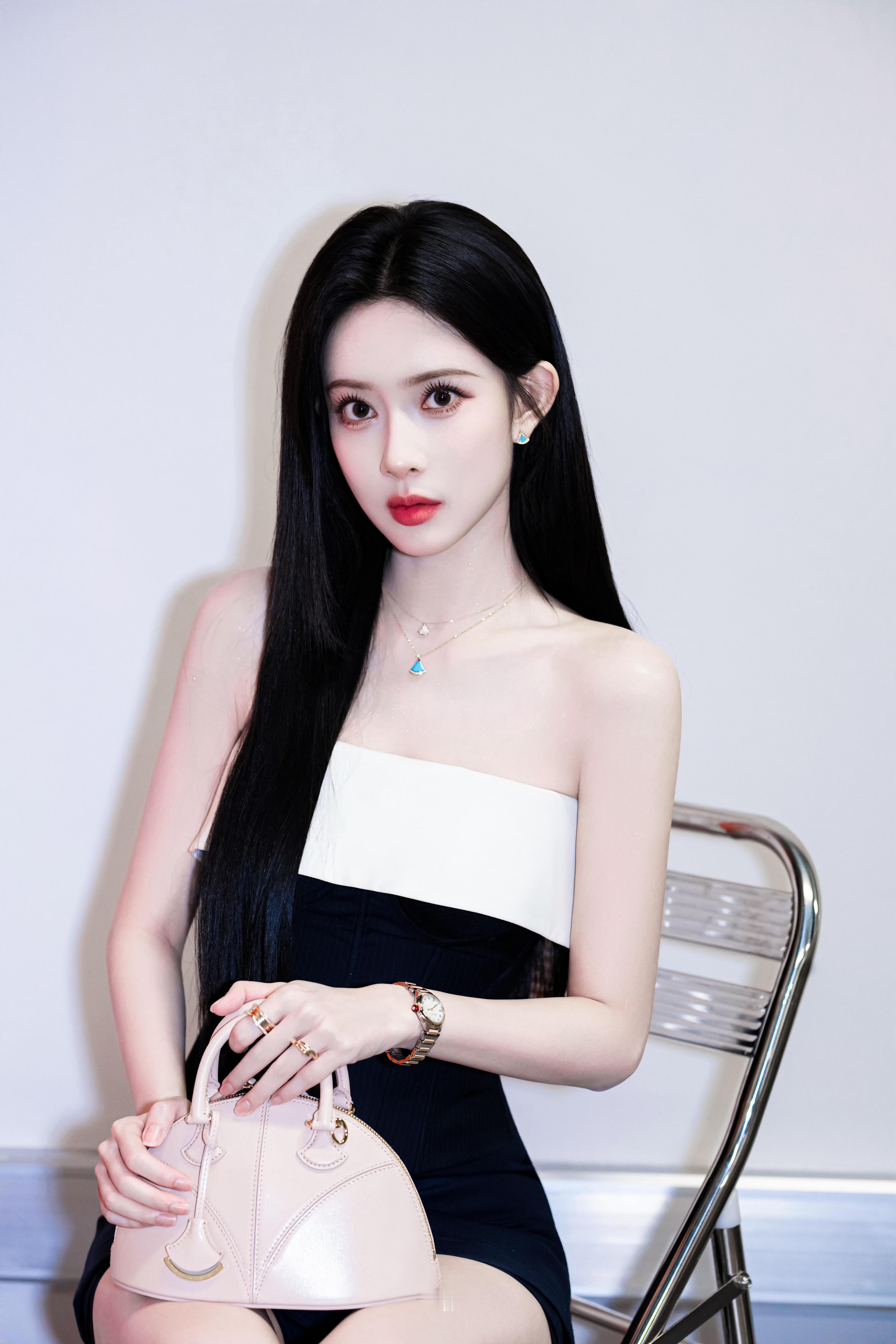 孟子义辣妹穿搭好带感孟子义录制好六辣妹穿搭谁再说孟姐只有可爱我跟谁急！这身辣妹