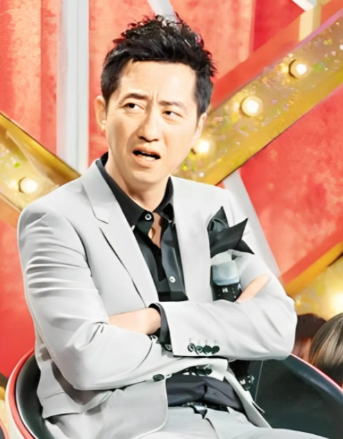 2008年，张宇提醒好朋友庾澄庆：“你老婆伊能静，最近有点诡异，你可要当心。”庾