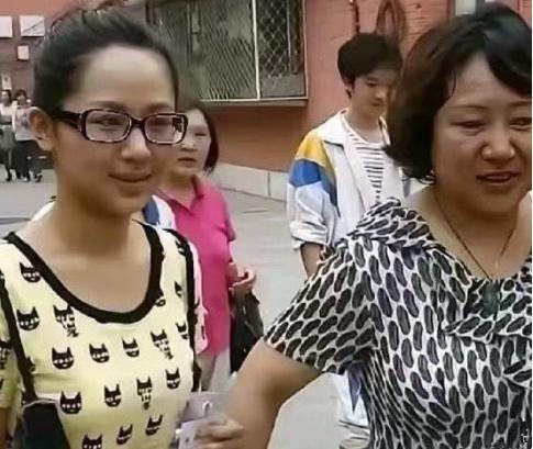 杨紫和妈妈同框，相似度惊人，仿佛一个模子刻出来的。眉眼间的神态、笑容的弧度，甚至