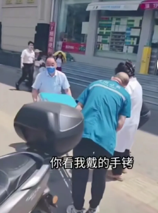 医院什么时候配备手铐了？，近日，多家媒体报道，河南某地，一女子在青天白日下，