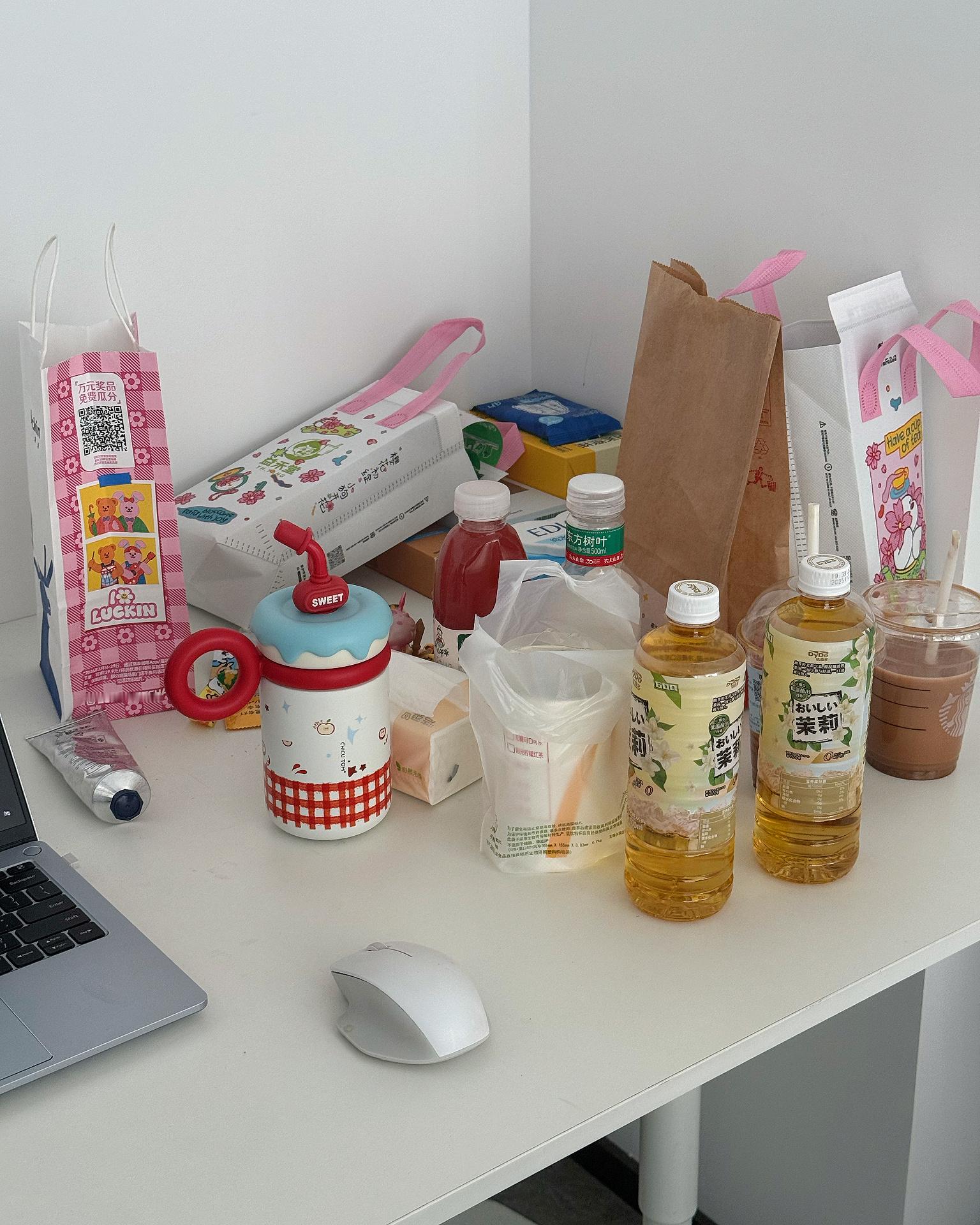 同事简直是水牛来的，年轻人果然是靠奶茶果茶饮料续命