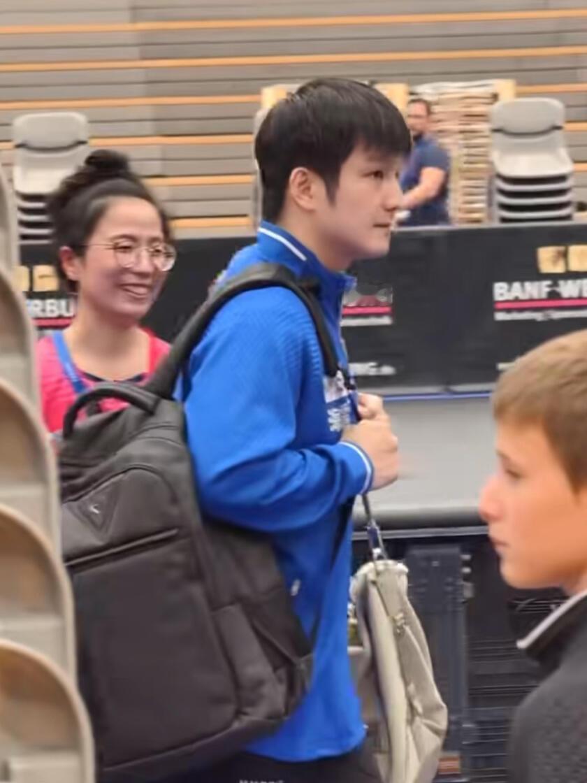 樊振东回到德国普通的训练日常，上训或下训遇见了，还就在身边走过，谁又幸福了！后