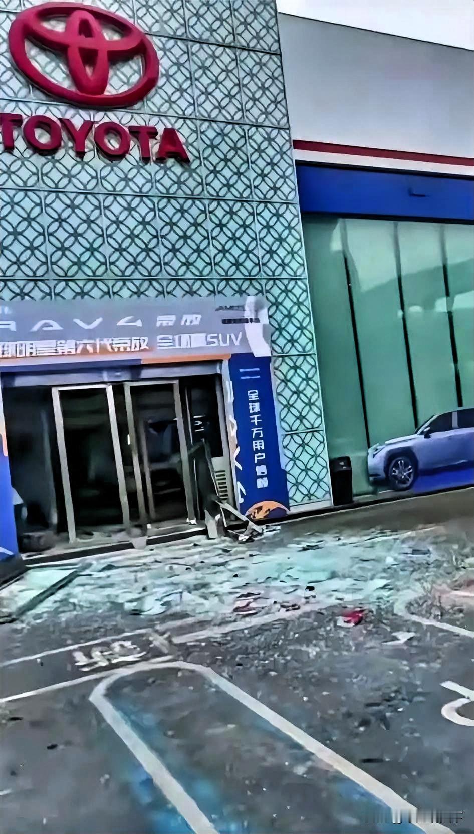 成都发生爆燃的那家汽车4s店老板估计现在肠子都要悔青了本来是一件小事，结果