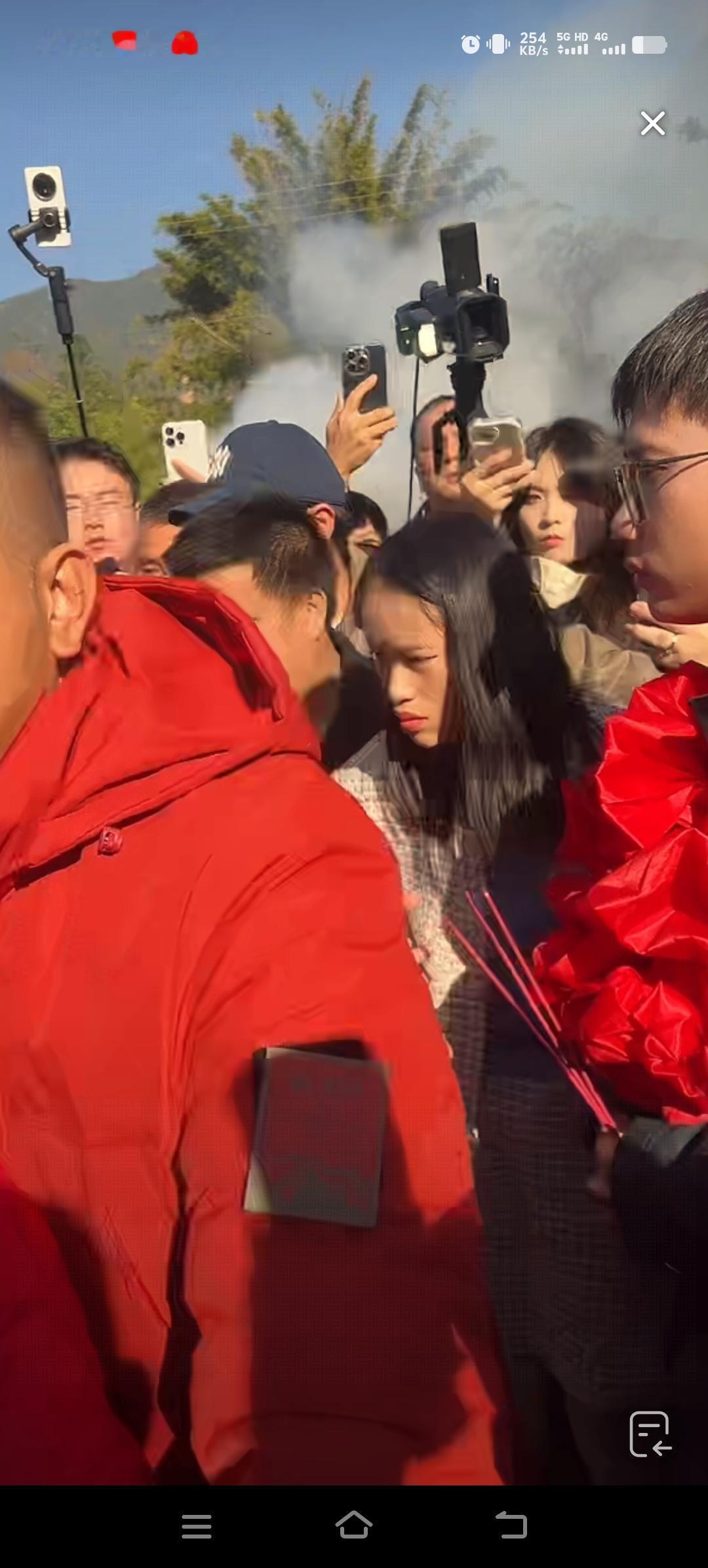 恭喜梁志辉回家啦，兄弟姐妹几个都长得非常好，男孩帅，女儿漂亮，但是梁志辉长得是最