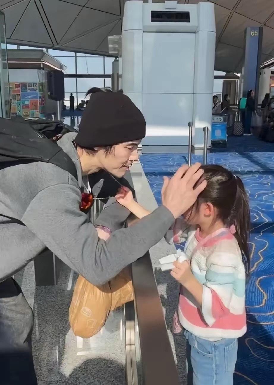 看着向佐和女儿抱头痛哭才懂，郭碧婷和他两地分居，最难受的还是孩子。给爷爷过完生日