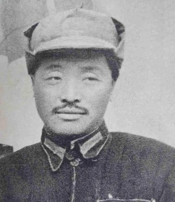 贺龙病重坐轿子行军，军中有叛徒准备趁机谋杀他，其趁轿夫不在时，向轿子里狂开10余