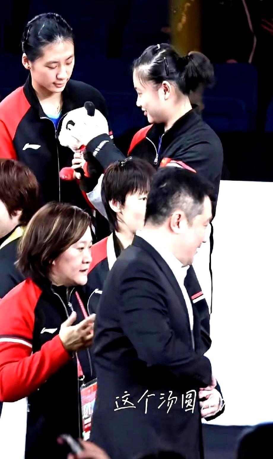颁奖台的灯光还没凉透，王曼昱把刚到手的限量熊猫“团团”砸进徐奕怀里——连包装都没