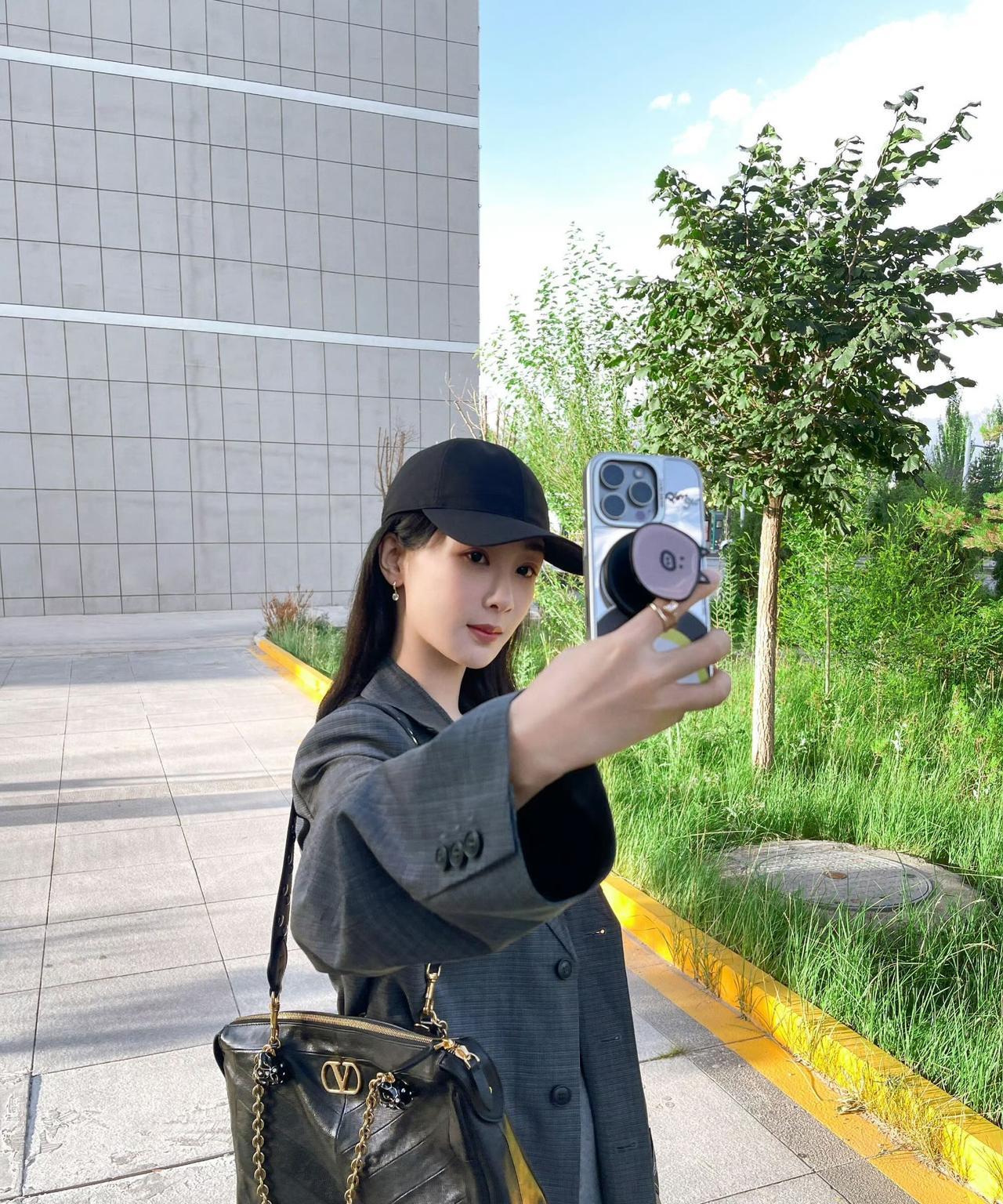 #杨紫#前方发现走路带风的Andy！在青海向大家问好～～想你紫宝