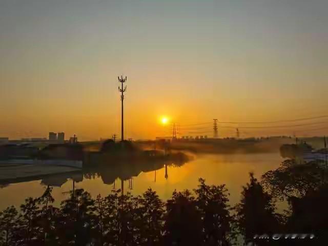 人到了中年，女人主动表达好感的信号，常常就藏在那些简单的话里。像“要不要一起吃个