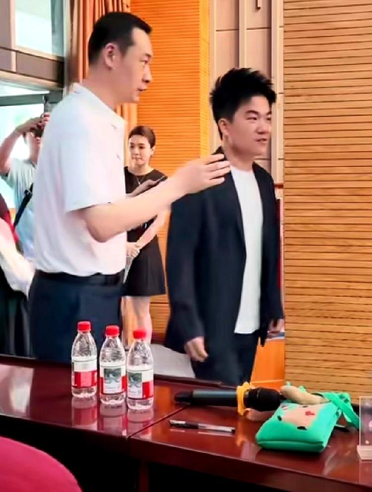 一个校长能把学生当成“自家孩子”一样夸到什么程度？西安外国语大学这回真的把氛围