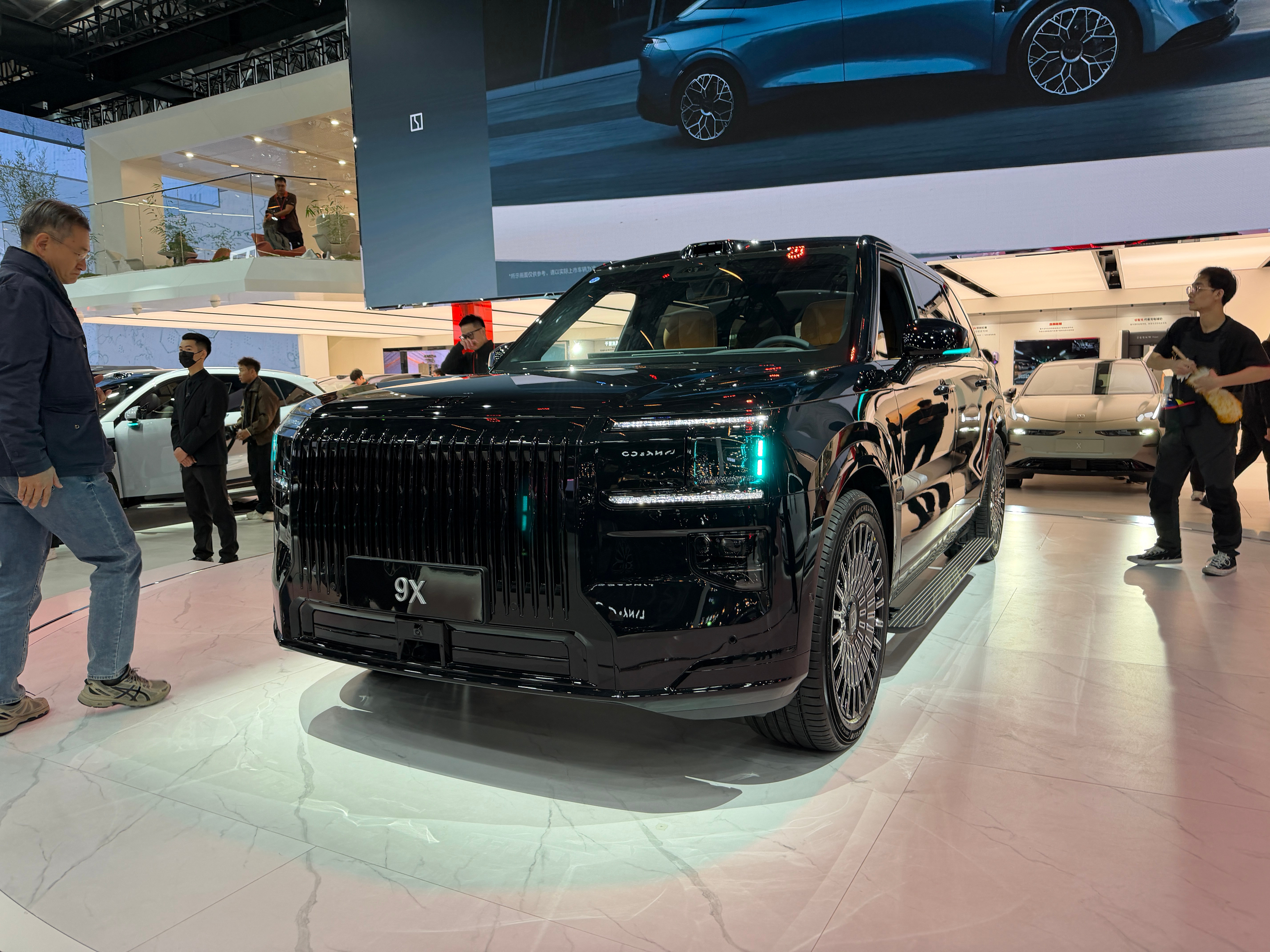 极氪的展台，9X依旧是关注度最好的车型。而且已经交付破万台了！真够快的！期待我