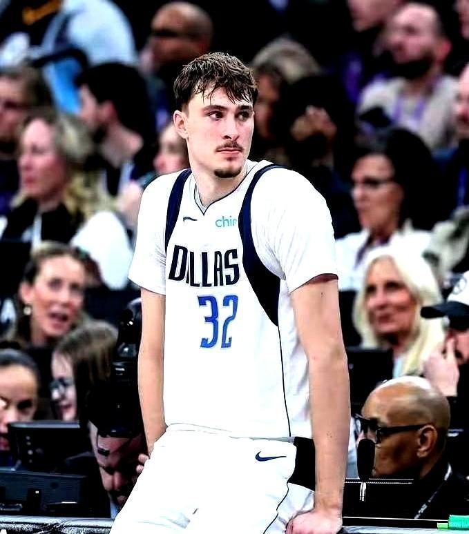 勒布朗在更衣室盯着技术统计表看了三遍。不是那个四旬老汉得了42分。是一个刚满