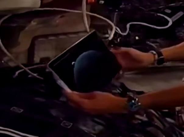 大家看到宇航员平板电脑上拍摄的月球了吗，来自NASA直播画面。