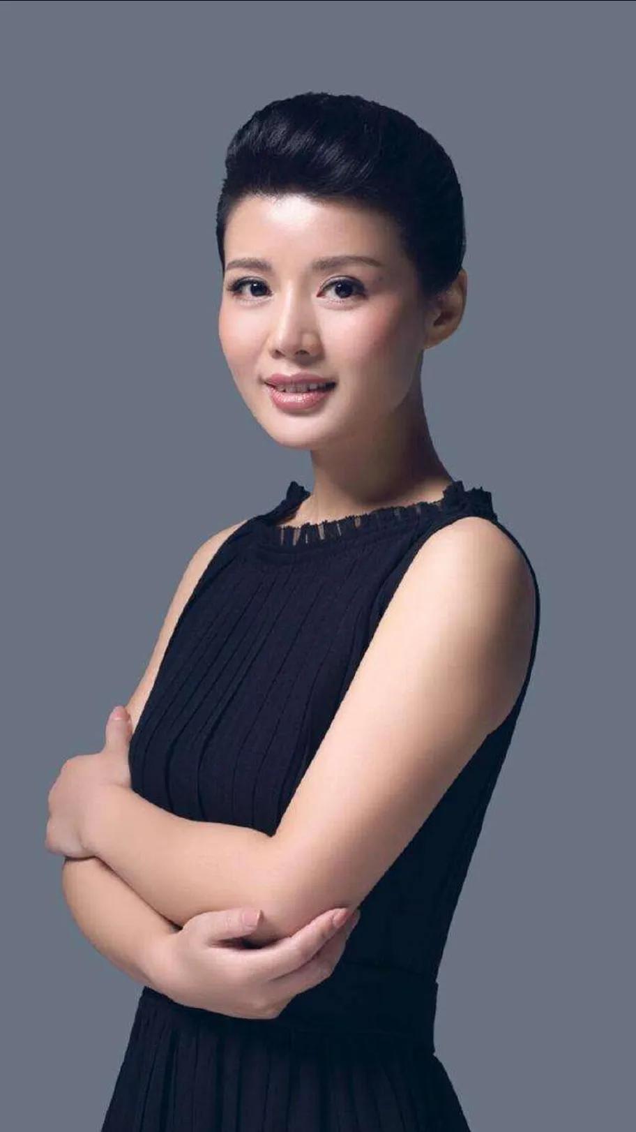 程愫韩国被认出笑容灿烂！51岁拍《女巡特警》打戏利落似30岁。曾因傅程鹏轻描