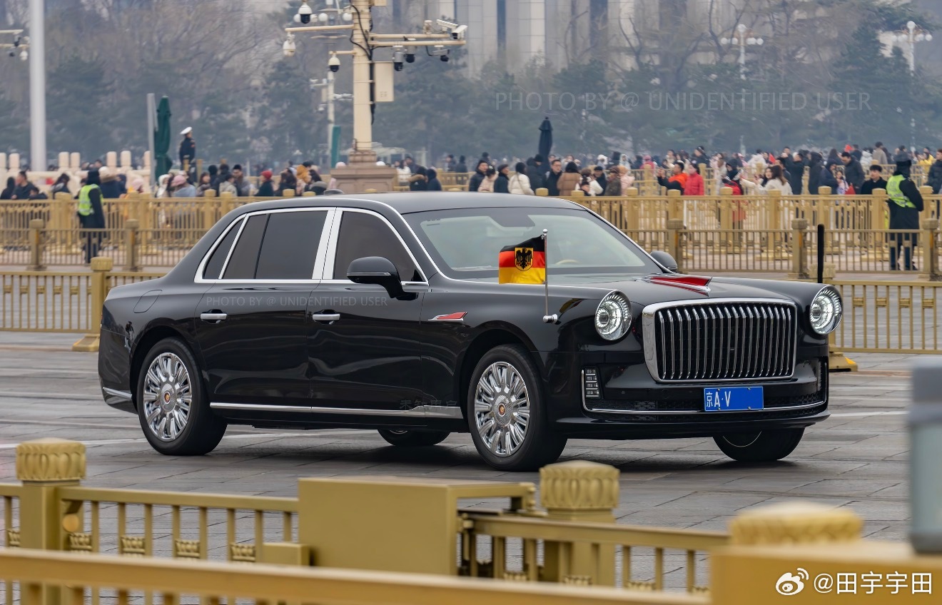 前几天德国总理访华车队这次的重点不是红旗国礼图三国宾队先导车换了新一代奔驰E和大