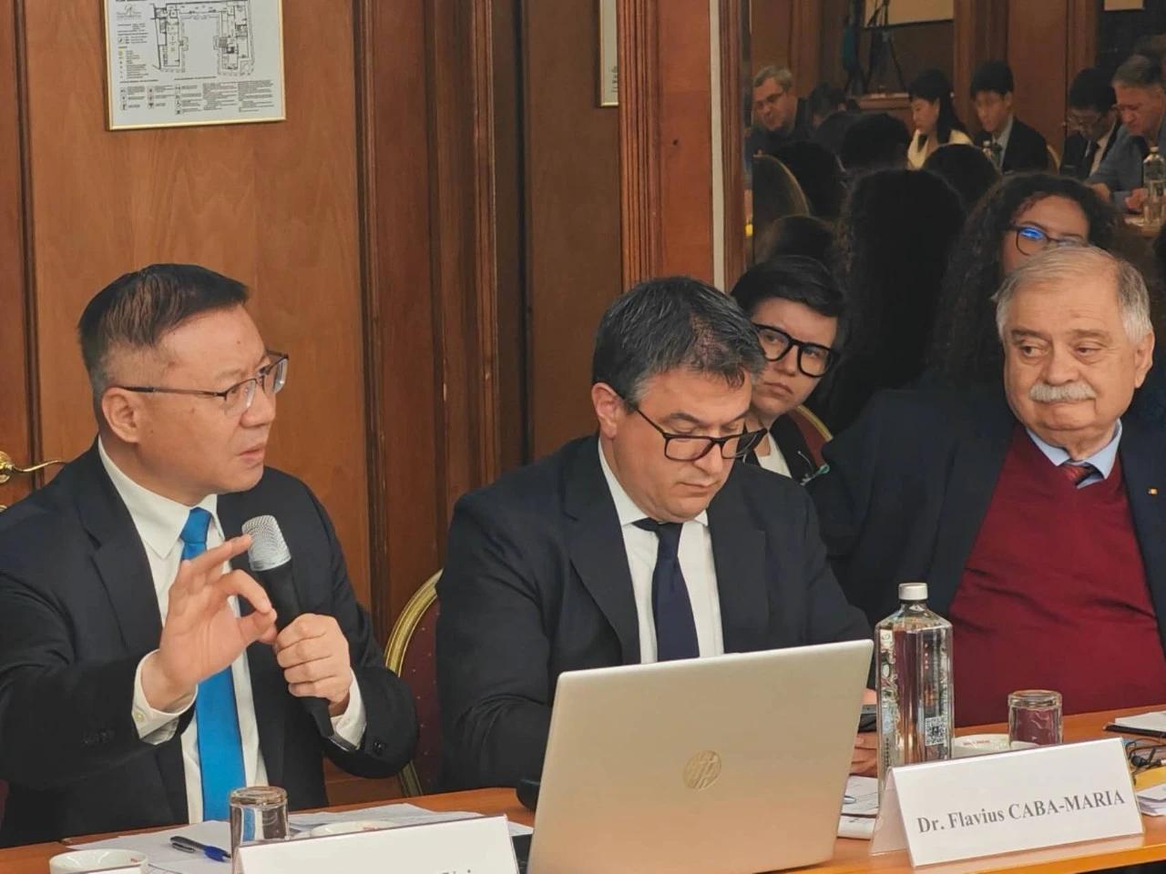 张维为教授这一次在罗马尼亚出席研讨会讲话的时候，现场有一个小插曲令人深思。如图