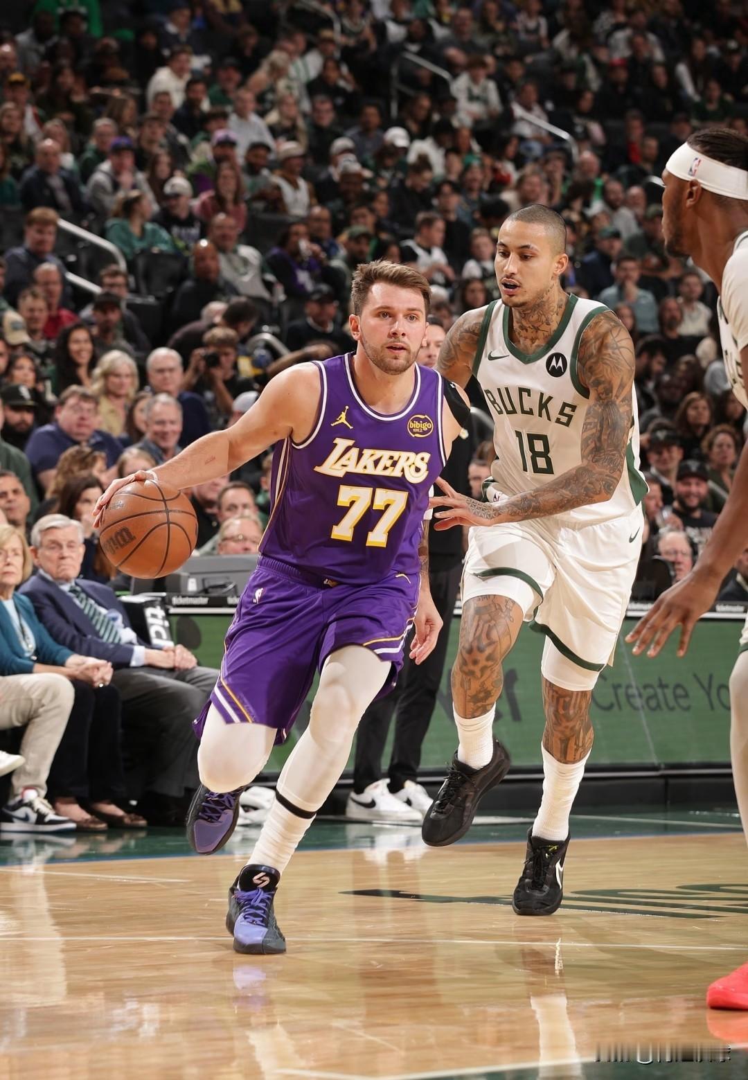 湖人背靠背大胜雄鹿！湖人119：95大胜雄鹿，看看球员数据，谁是赢球功臣？！