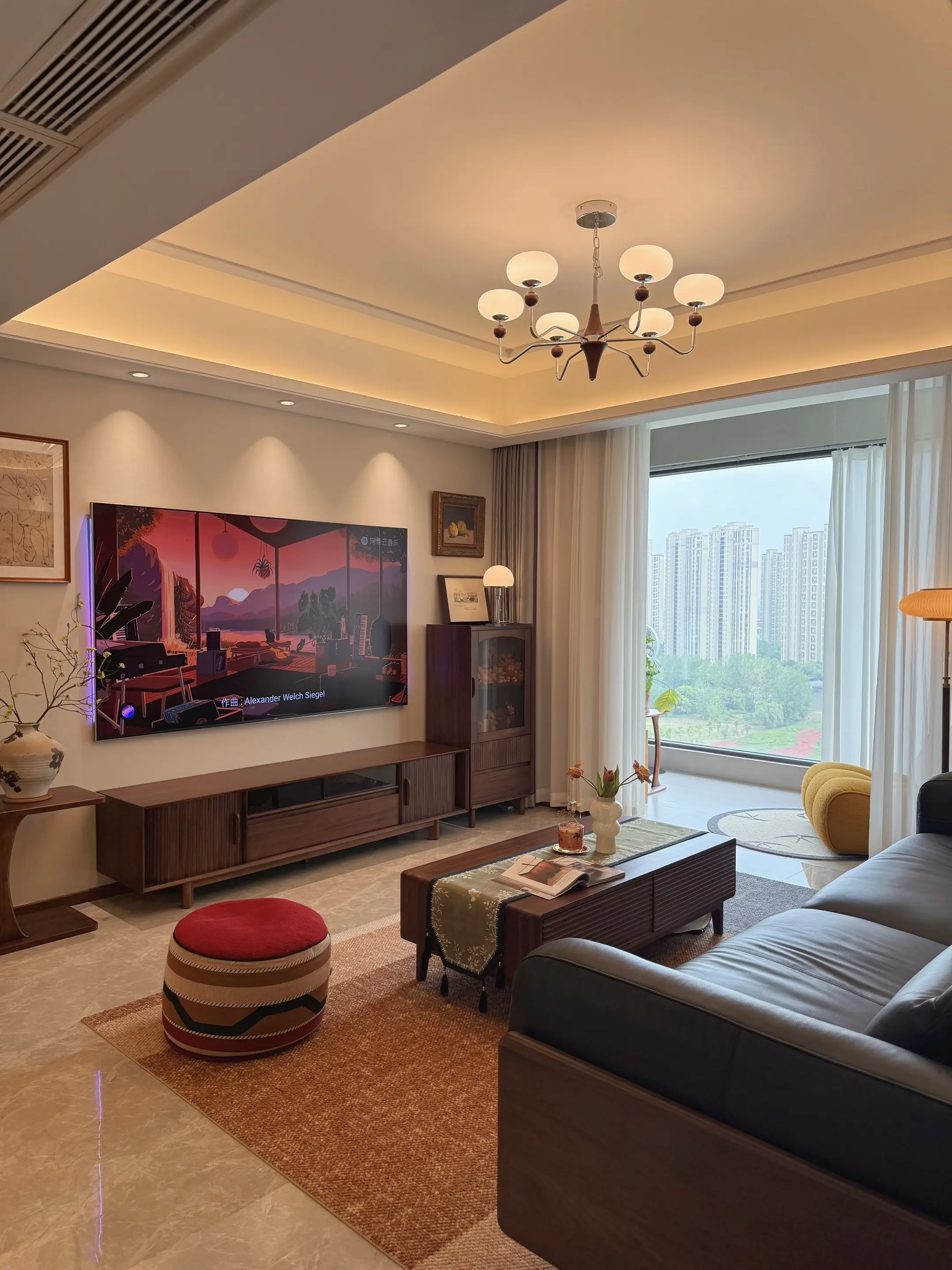 精装房交付，最不后悔的改造就是阳台全拆做封窗，每天看着大落地窗外的风景...