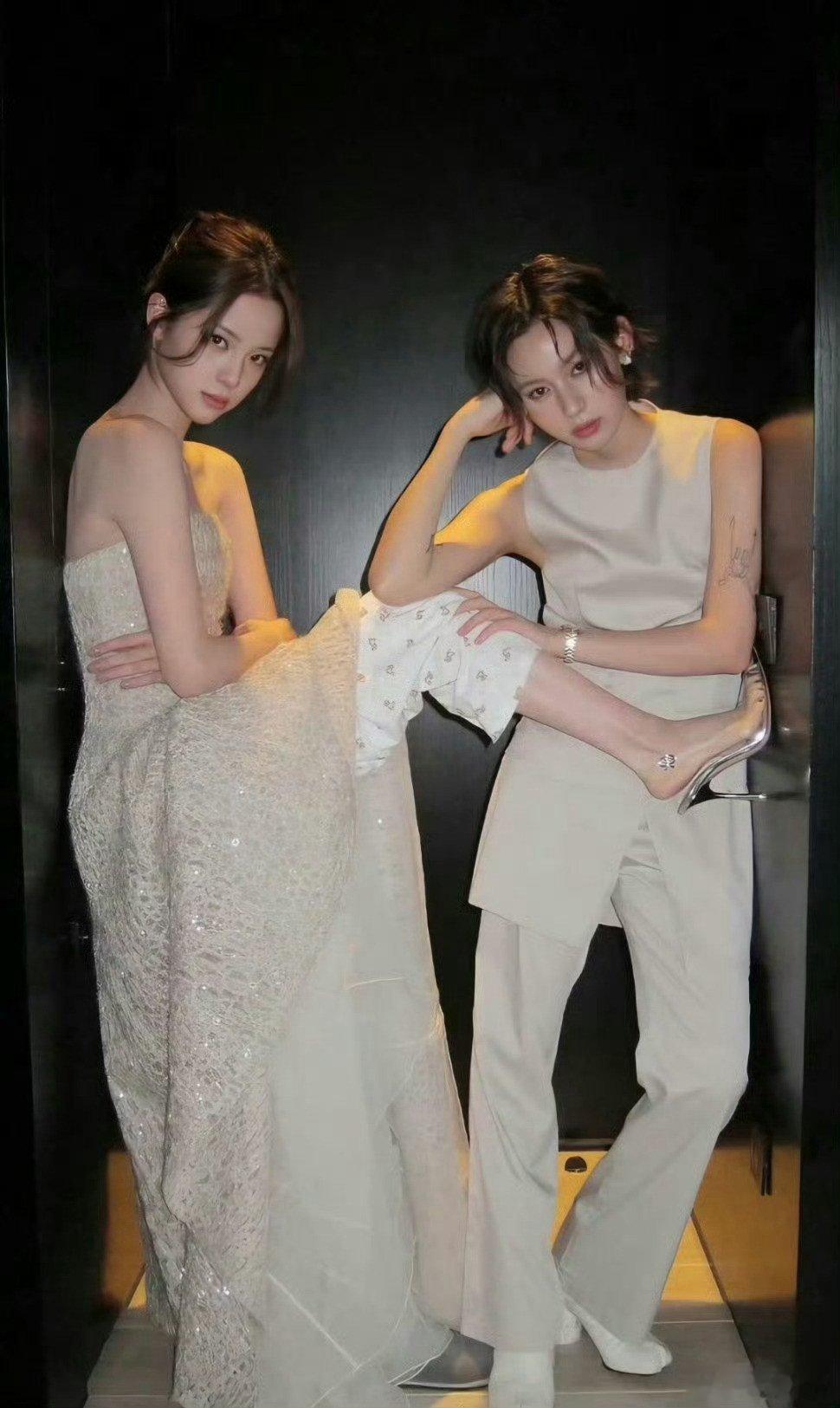 欧阳娜娜虽然留过洋，还是蛮保守。面对闺蜜都穿睡裤