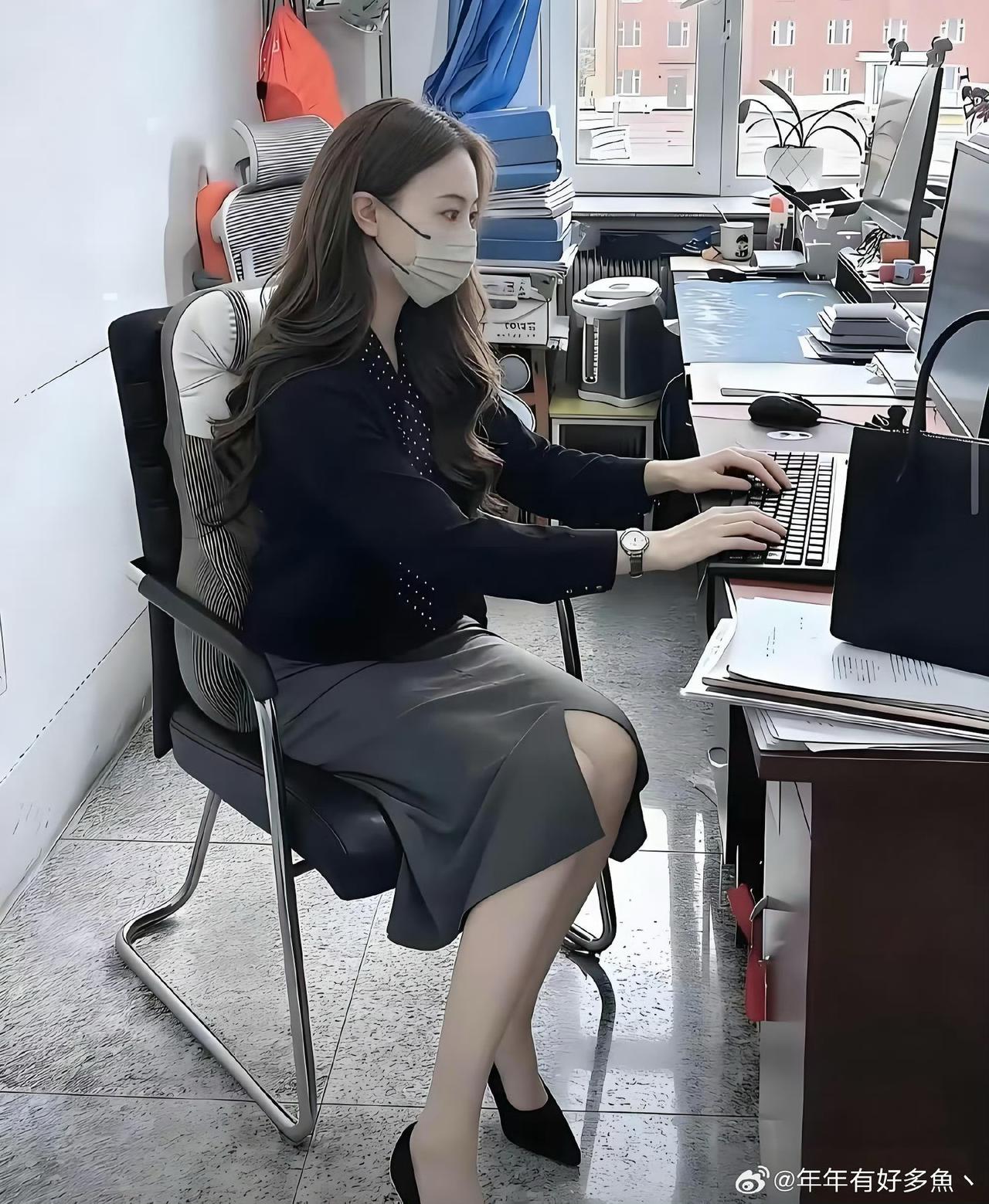 一看就是体制内的，大方得体，有上班味儿