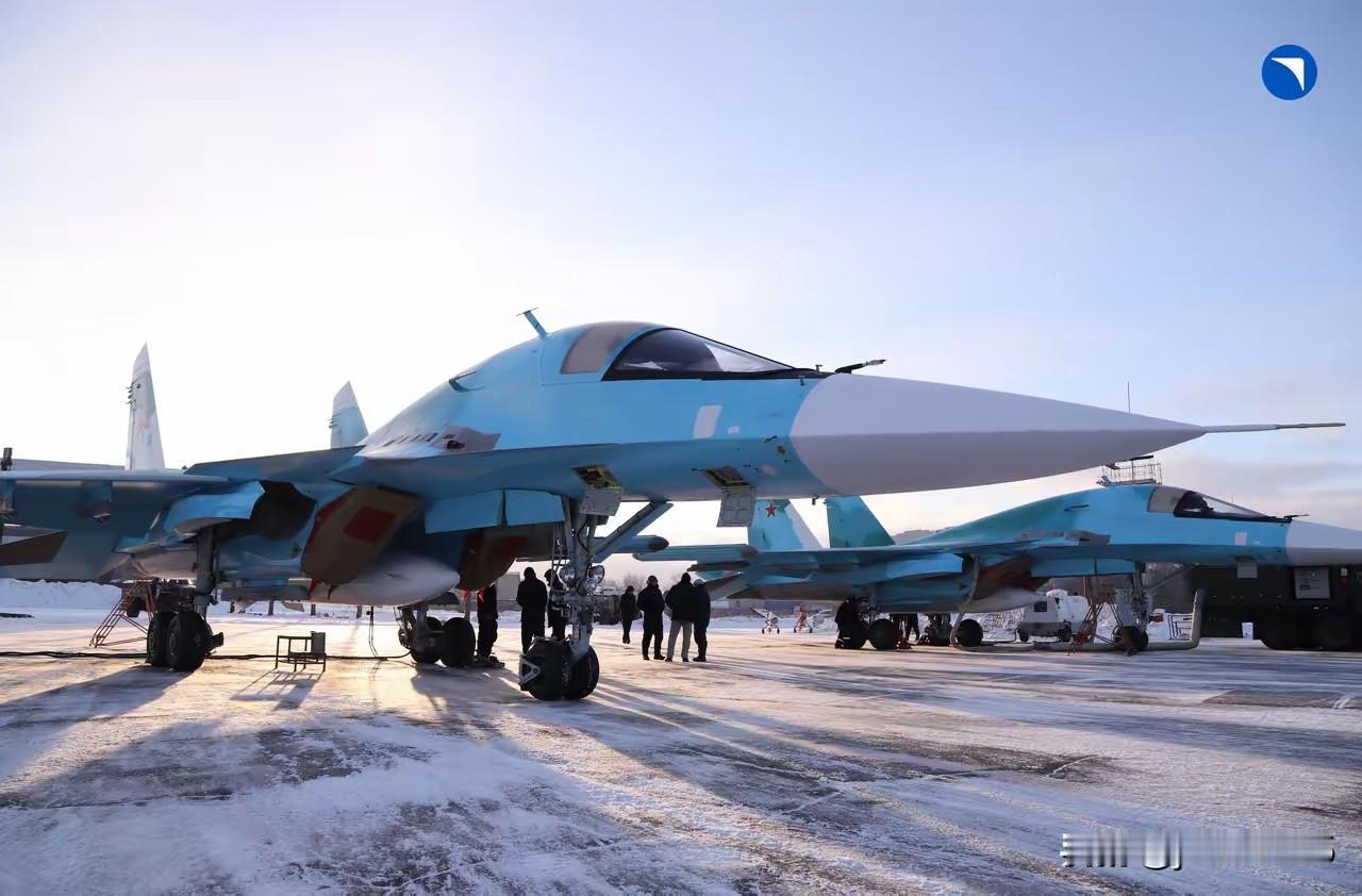 俄罗斯空天军近日接收了新一批次的苏-34战斗轰炸机，这也是今年交付的第七批，按照