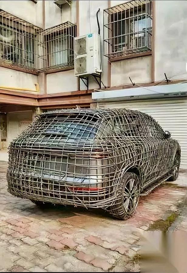 大哥拼了！爱车裹钢筋台风过境竟成“铁笼困兽”？为了扛住台风，大哥给爱车焊