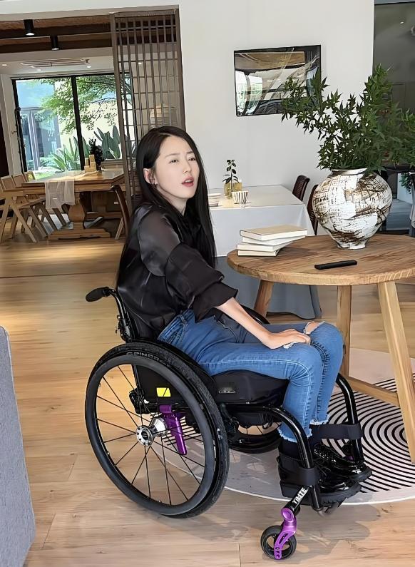 北京一女老师，车祸意外瘫痪，被丈夫抛弃。10年前资助过的穷学生：老师，这辈子我