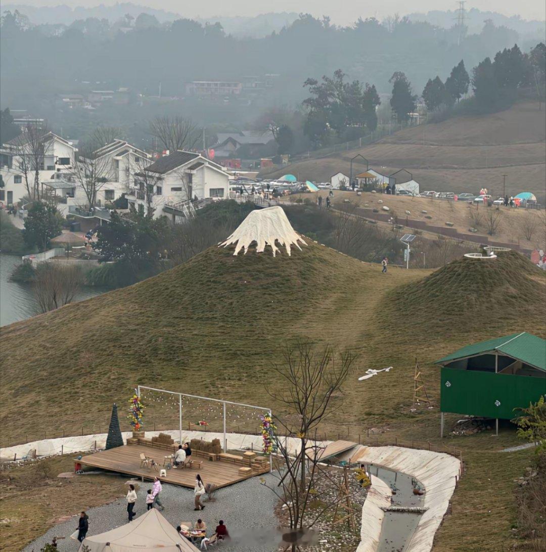 中国随便个小土丘也比那个富士山高大，日本实在是小，实在是土地溃伐，更别说山了，为