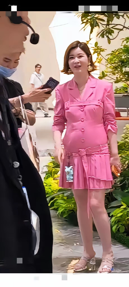 内娱最狠女霸总杜华，居然在泰国把自己塞进了一条勒出三层肉的芭比粉紧身裙里。前阵子曼谷那场活动，现场高