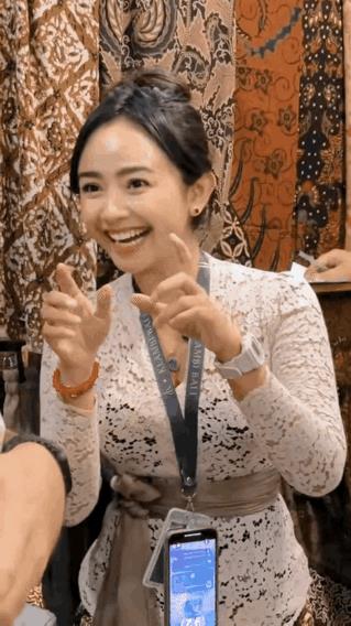 这位小姐姐太可爱了人美心善还会变脸逗的小崽子咯咯大笑这么有趣的灵魂还有满