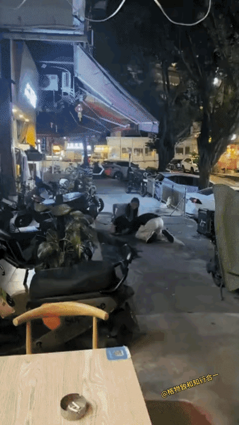 小哥哥这动作，妈妈看到了会怎么样。