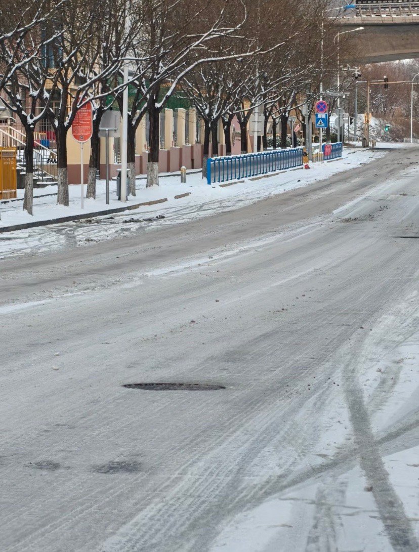 北京融雪剂绿化带挡盐板不见了今年北京绿化带的挡盐板“下岗”，原来不是管理缺位，而