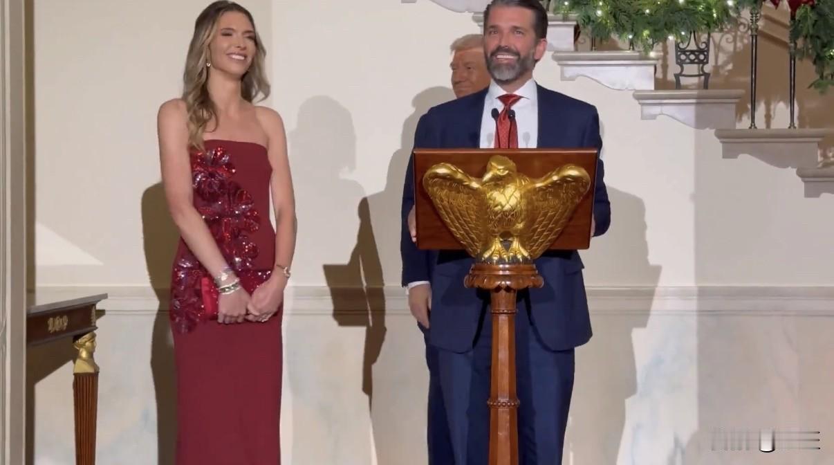 特朗普的大儿子47岁的小唐纳德·特朗普在白宫圣诞派对上，由父亲特朗普总统亲自宣