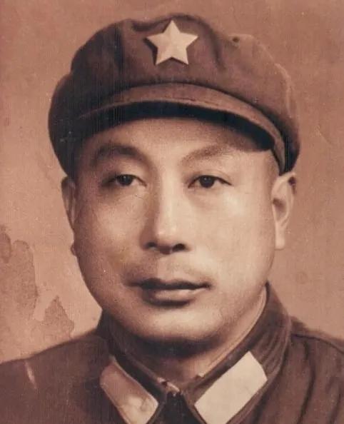 1955年，一艘22吨的解放军鱼雷舰遇上了一艘排水量1030吨的国民党军舰，舰长