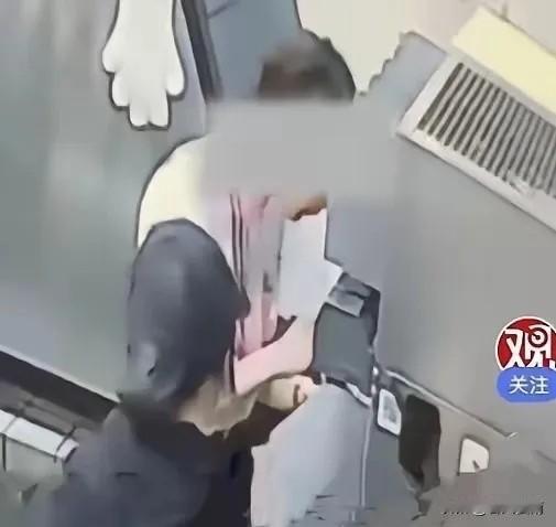 “必须严惩！”河南郑州，一女子带女儿去麦当劳点餐。取完餐后，她就开车带着女儿上了