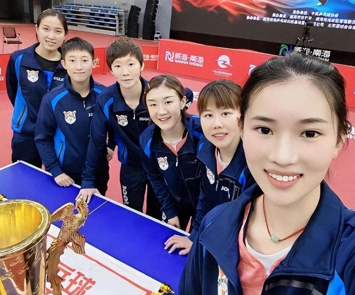 最美女乒球员合照：王添艺杏脸桃腮，盛颜仙姿；陈幸同刘海齐眉明眸皓齿；陈梦玉貌珠辉