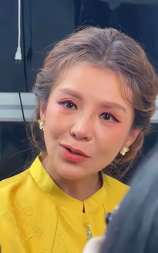 朱迅的主持风格实在不敢恭维，不但穿着打扮不顺眼，形象也不好看，希望朱迅以身体健康