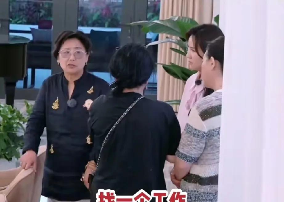 有知识有能力就是好圣依妈妈跟李嘉格妈妈说:“我帮你找一个工作，让你自食其力，长