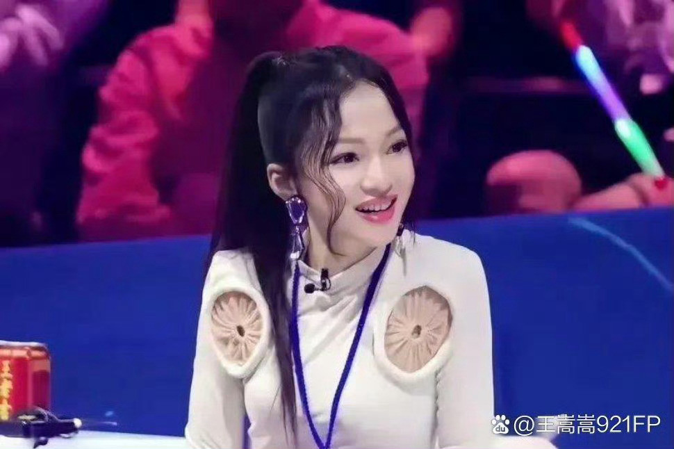 张韶涵这衣服上安的什么玩意啊
