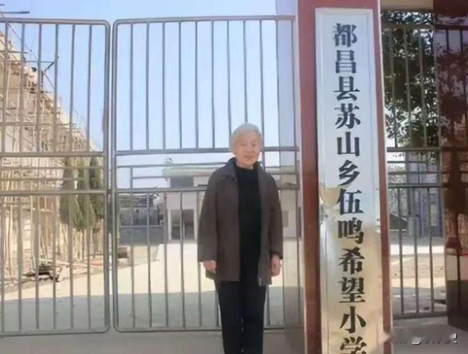 上海一老太太，手握500万，每月退休金1万多，却买不起5块钱的饼，每天啃馒头喝稀