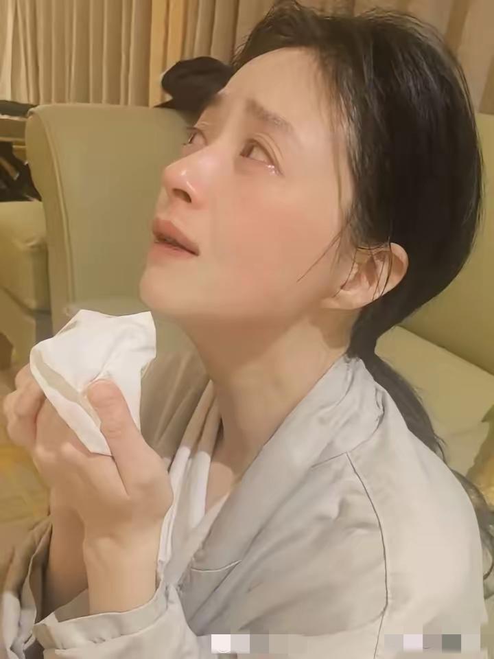 蒋欣深夜喝着小酒崩溃痛哭，这热搜看得人又心疼又忍不住想笑！42岁的她明明凭着